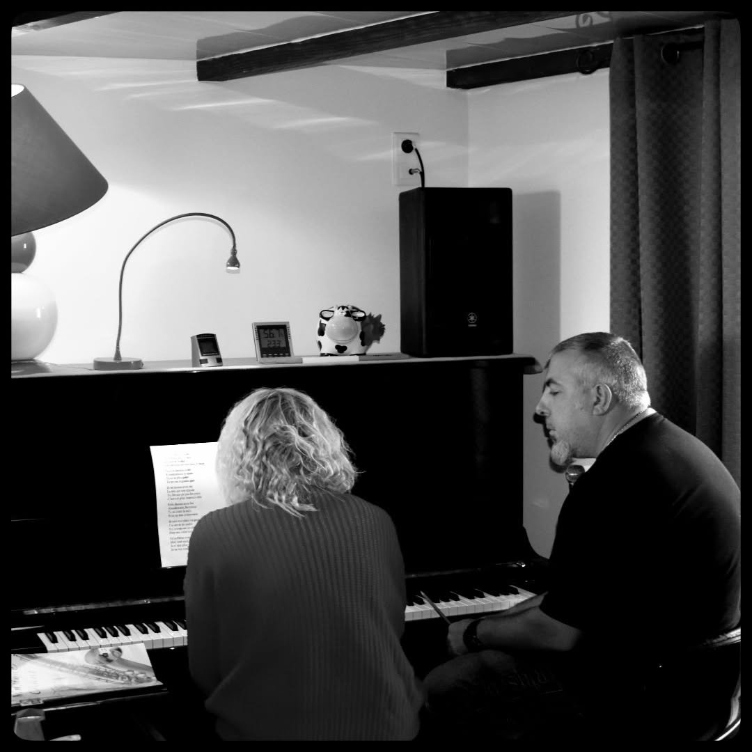 En cours, au piano